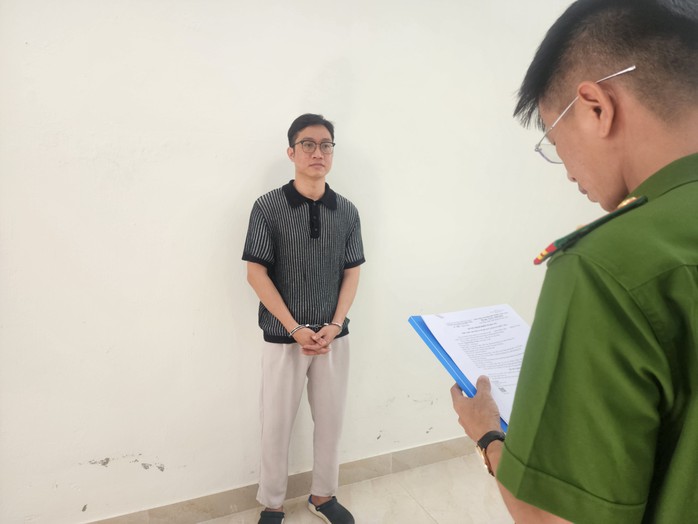 Chàng trai trẻ dùng clip khỏa thân để “tống tình” người yêu cũ- Ảnh 1.