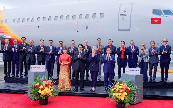 State President witnesses Vietjet receiving its first Boeing aircraft  - Ảnh 1.