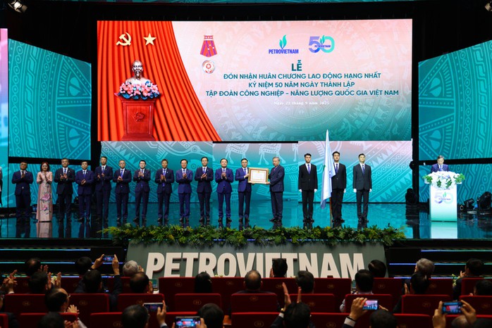 Tổng Bí thư tặng Petrovietnam 8 chữ: Tiên phong - Vượt trội - Bền vững - Toàn cầu- Ảnh 1. Tổng Bí thư tặng Petrovietnam 8 chữ: Tiên phong - Vượt trội - Bền vững - Toàn cầu- Ảnh 1.