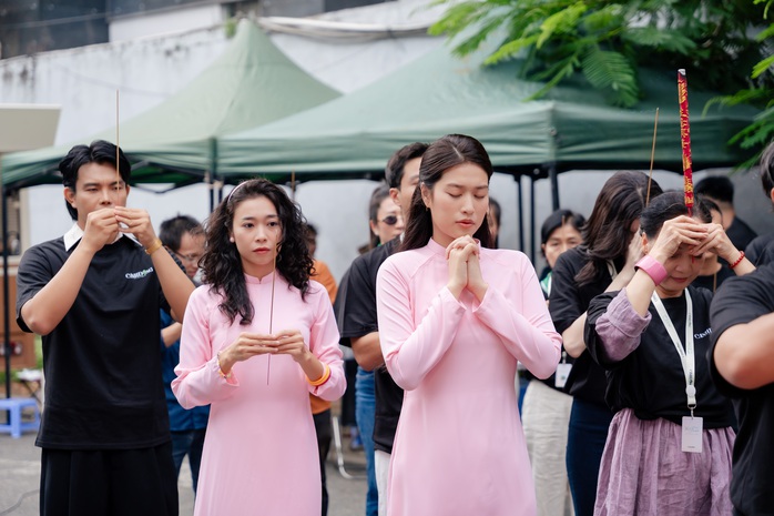 Đoàn Thiên Ân, Thanh Sơn… lãng mạn cùng "Thơ tình gửi ma sơ" - Ảnh 1.