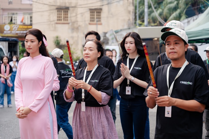 Đoàn Thiên Ân, Thanh Sơn… lãng mạn cùng "Thơ tình gửi ma sơ" - Ảnh 2.