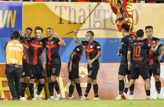 Hoàng Đức tỏa sáng, Ninh Bình FC thắng đẹp nhà vô địch V-League - Ảnh 1.