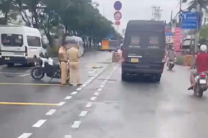 Điều tra vụ người đàn ông lao ra đường, bị xe tông tử vong- Ảnh 1.