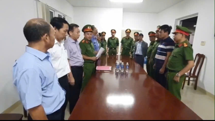 CLIP: Bắt tạm giam 2 Trưởng khoa Bệnh viện Đa khoa Vùng Tây Nguyên về vụ tán sỏi- Ảnh 1. CLIP: Bắt tạm giam 2 Trưởng khoa Bệnh viện Đa khoa Vùng Tây Nguyên về vụ tán sỏi- Ảnh 1.