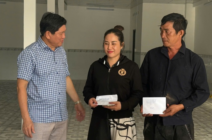 3 người bị thương trong vụ cháy tại khu chợ nổi tiếng ở Cà Mau- Ảnh 1. 3 người bị thương trong vụ cháy tại khu chợ nổi tiếng ở Cà Mau- Ảnh 1.