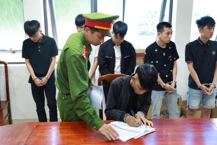 Trong một đêm, 16 thanh niên vướng lao lý vì làm chuyện tày đình- Ảnh 2.