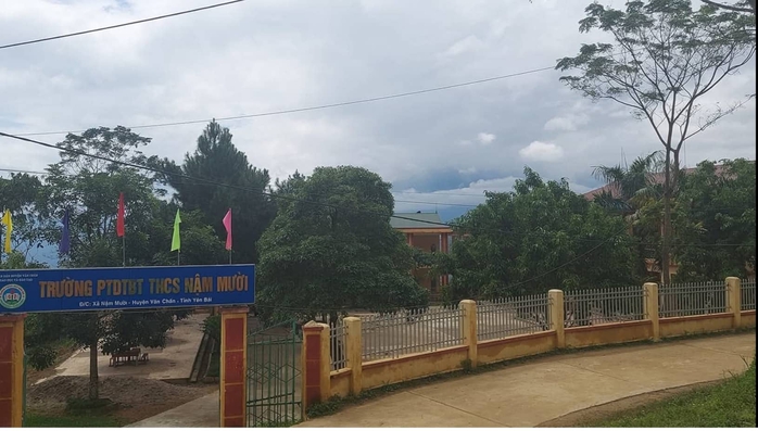 Sập trụ cổng trường, 2 anh em ruột tử vong- Ảnh 1. Sập trụ cổng trường, 2 anh em ruột tử vong- Ảnh 1.