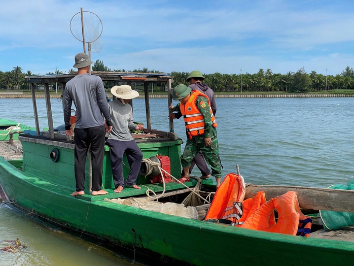 Phát hiện nhiều ngư dân vận chuyển thuốc nổ và sử dụng dụng cụ kích điện trên biển - Ảnh 2.