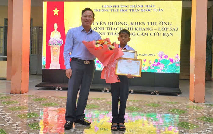 Tuyên dương cậu học trò lớp 5 dũng cảm cứu bạn trong vụ thảm án Đắk Lắk - Ảnh 1.