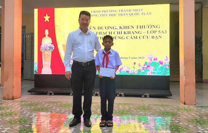 Tuyên dương cậu học trò lớp 5 dũng cảm cứu bạn trong vụ thảm án Đắk Lắk - Ảnh 2.