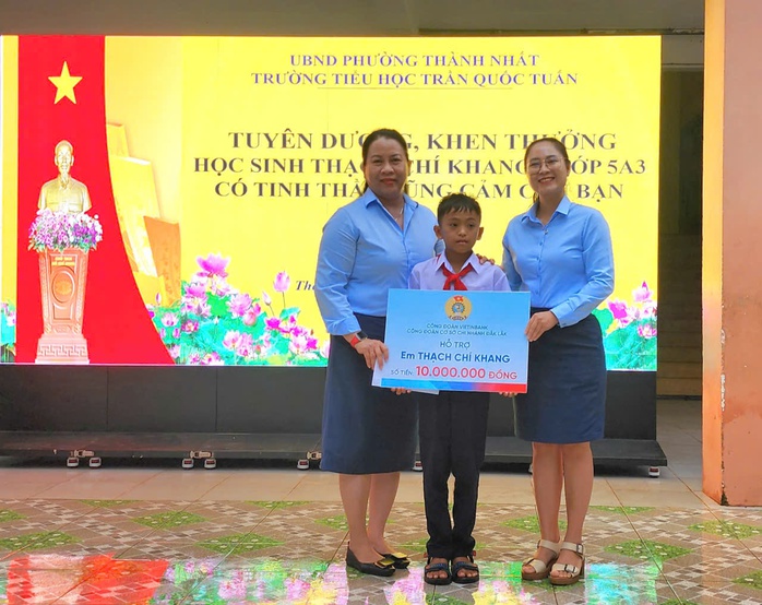 Tuyên dương cậu học trò lớp 5 dũng cảm cứu bạn trong vụ thảm án Đắk Lắk - Ảnh 3.