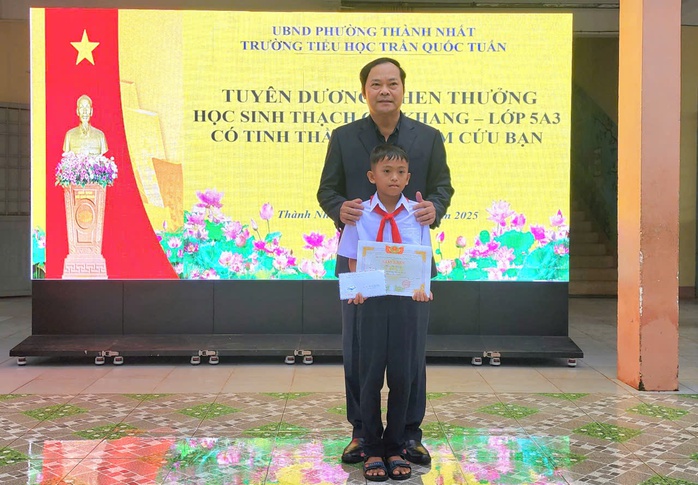 Tuyên dương cậu học trò lớp 5 dũng cảm cứu bạn trong vụ thảm án Đắk Lắk - Ảnh 4.