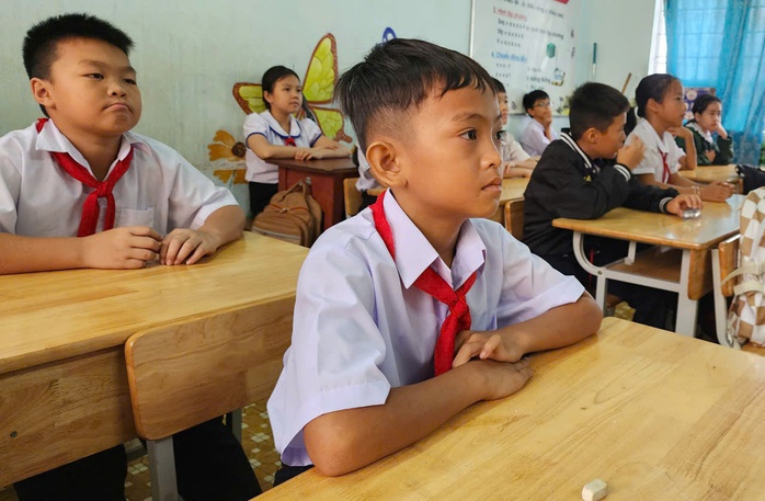 Tuyên dương cậu học trò lớp 5 dũng cảm cứu bạn trong vụ thảm án Đắk Lắk - Ảnh 5.