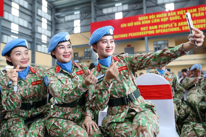 Hạnh phúc của gia đình, vinh quang của Tổ quốc trong màu áo mũ nồi xanh- Ảnh 4.