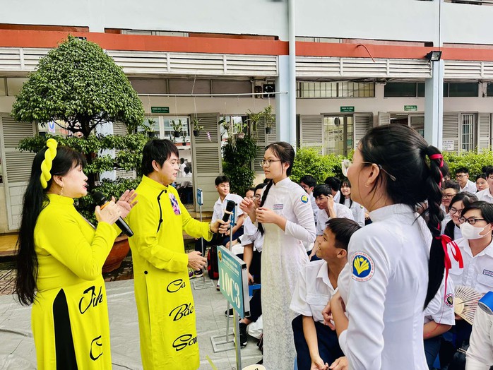 NSƯT Võ Minh Lâm mang hơi thở cải lương đến với "Sân khấu học đường" - Ảnh 5.