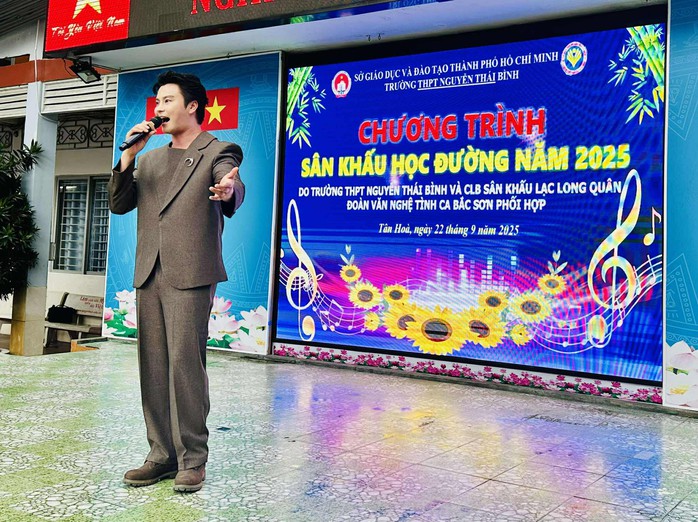 NSƯT Võ Minh Lâm mang hơi thở cải lương đến với "Sân khấu học đường" - Ảnh 1.