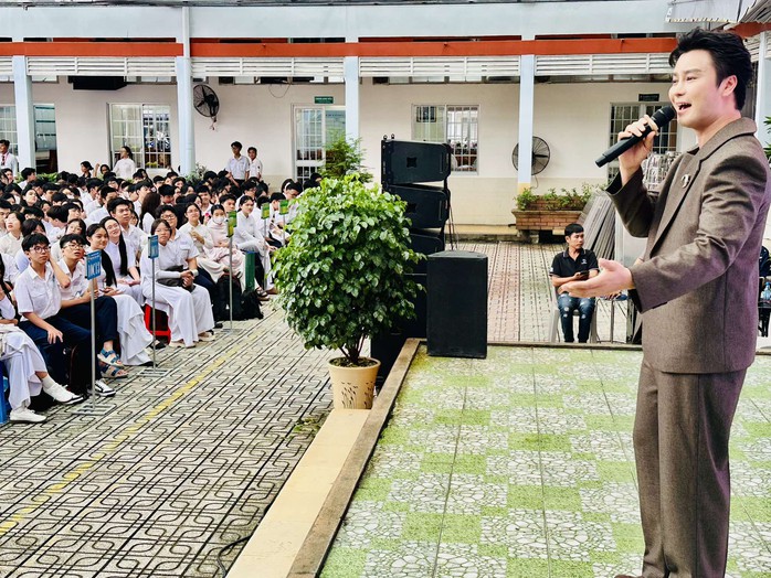 NSƯT Võ Minh Lâm mang hơi thở cải lương đến với "Sân khấu học đường" - Ảnh 3.