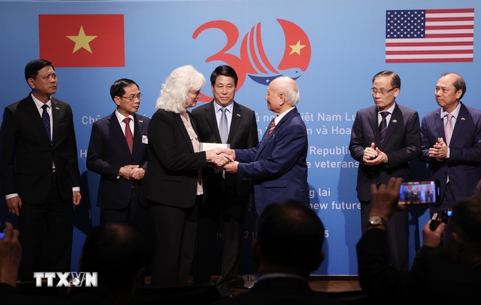 Chủ tịch nước Lương Cường chứng kiến các cựu chiến binh Việt - Mỹ trao kỷ vật - Ảnh 8.