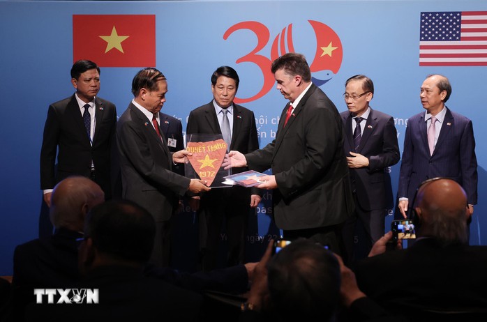 Chủ tịch nước Lương Cường chứng kiến các cựu chiến binh Việt - Mỹ trao kỷ vật - Ảnh 9.