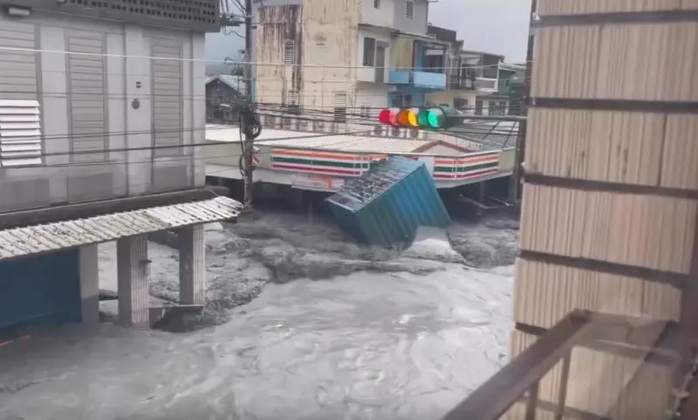 CLIP: Kinh hoàng nước lũ vỡ bờ giật sập cầu ở Đài Loan - Trung Quốc - Ảnh 5. CLIP: Kinh hoàng nước lũ vỡ bờ giật sập cầu ở Đài Loan - Trung Quốc - Ảnh 5.