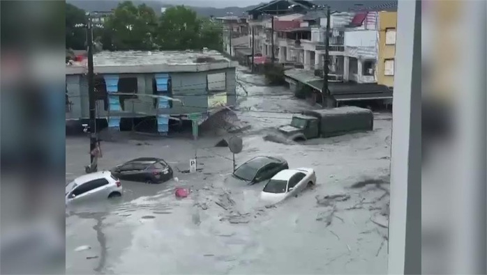 CLIP: Kinh hoàng nước lũ vỡ bờ giật sập cầu ở Đài Loan - Trung Quốc - Ảnh 4. CLIP: Kinh hoàng nước lũ vỡ bờ giật sập cầu ở Đài Loan - Trung Quốc - Ảnh 4.