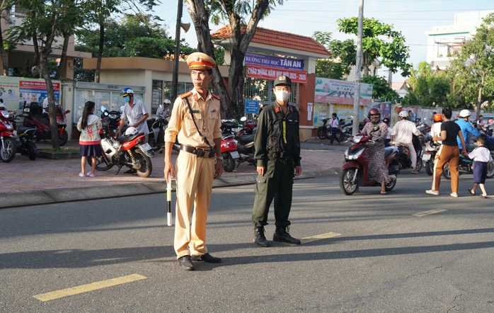 Học sinh, sinh viên leo dải phân cách, vi phạm nồng độ cồn, CSGT TP HCM đưa ra khuyến cáo đặc biệt- Ảnh 1.