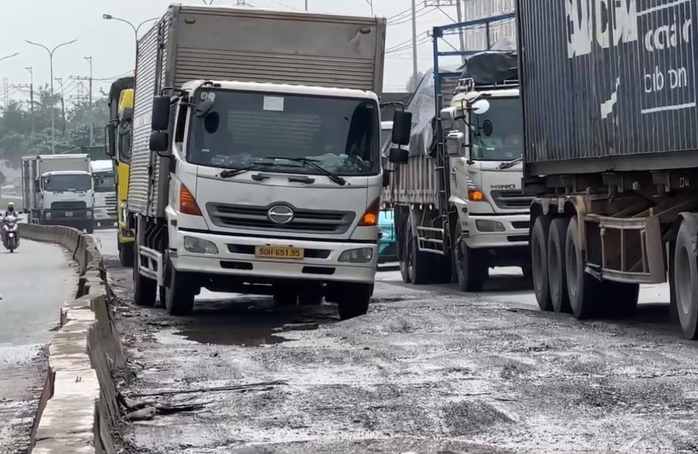Sửa chữa các “ổ gà” trên Quốc lộ 51, Đồng Nai- Ảnh 1.