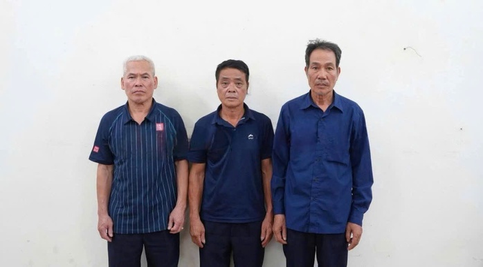 Khởi tố 3 bảo vệ đánh hội đồng người đi xe máy chở bệnh nhân trước sảnh bệnh viện - Ảnh 1.