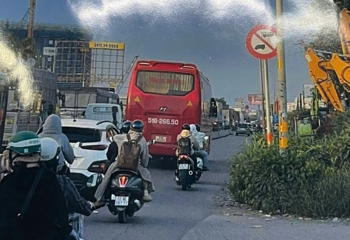 Tài xế xe khách vi phạm chạy vào đường cấm ở TP HCM bị xử lý nghiêm - Ảnh 2.