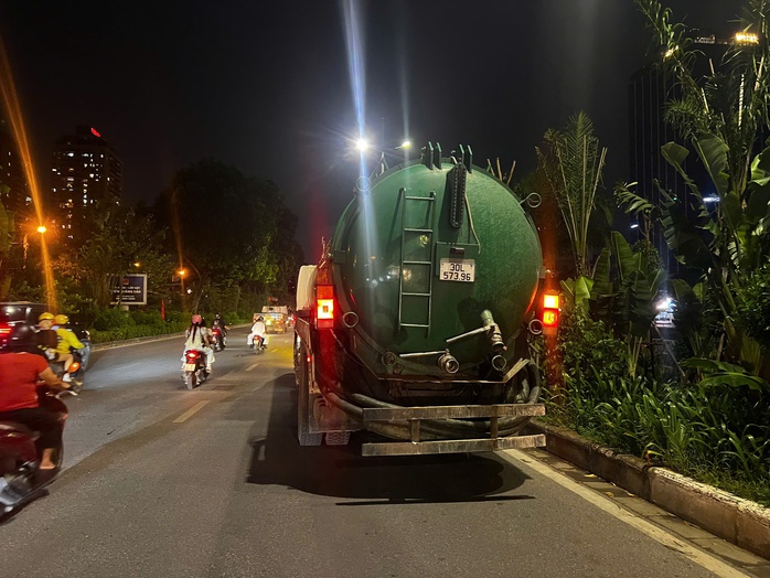 Bắt vợ chồng xả trộm 50m3 chất thải ô nhiễm sông Tô Lịch - Ảnh 2.