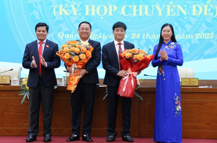 2 bí thư xã được bầu giữ chức Phó Chủ tịch UBND tỉnh Quảng Ngãi - Ảnh 1.