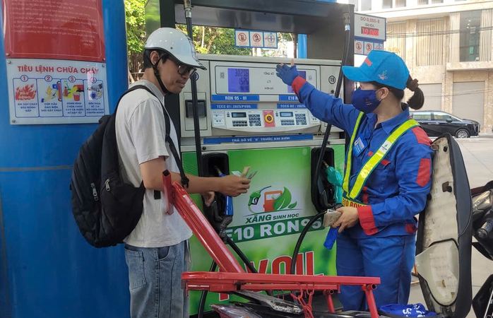 Cập nhật giá xăng RON 95 giảm gần 20 . 000 Đồng / lít từ 25 - 9 - Ảnh 1.