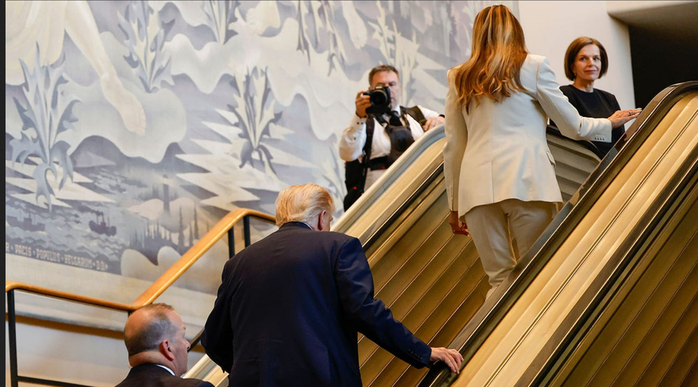 Tổng thống Donald Trump gặp sự cố thang cuốn, máy nhắc chữ ở Liên hợp quốc- Ảnh 1.