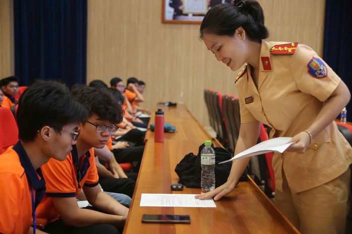 Sinh viên HUTECH vi phạm giao thông và tuyên truyền an toàn từ CSGT TP HCM - Ảnh 1.