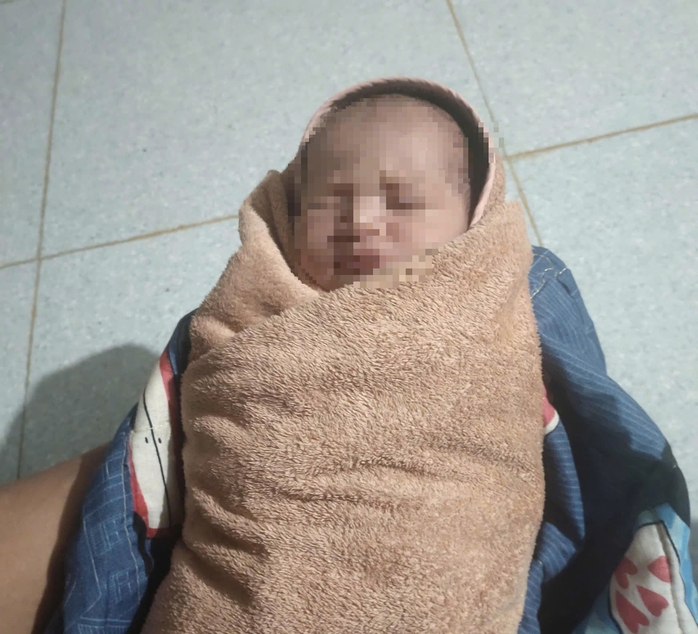 Bé gái sơ sinh bị bỏ rơi sau vườn nhà dân - Ảnh 1.