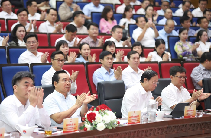 Chủ tịch UBND TP HCM: Giải phóng mặt bằng ì ạch, người đứng đầu xã, phường sẽ chịu trách nhiệm - Ảnh 2.