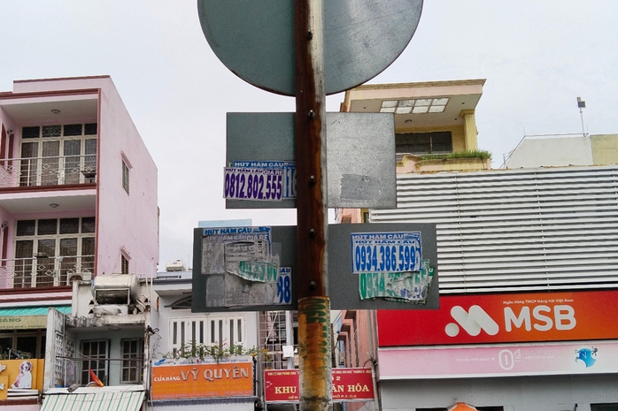 “Rác” quảng cáo len lỏi hẻm nhỏ TP HCM  - Ảnh 1.