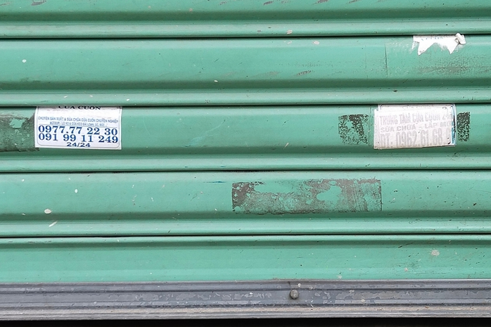 “Rác” quảng cáo len lỏi hẻm nhỏ TP HCM  - Ảnh 2.