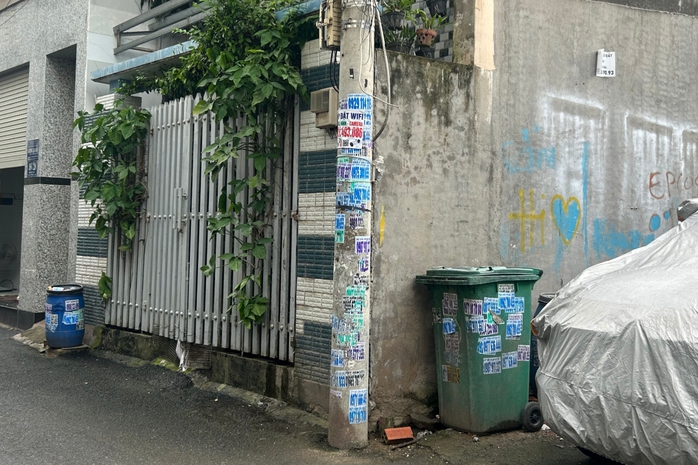 “Rác” quảng cáo len lỏi hẻm nhỏ TP HCM  - Ảnh 5.