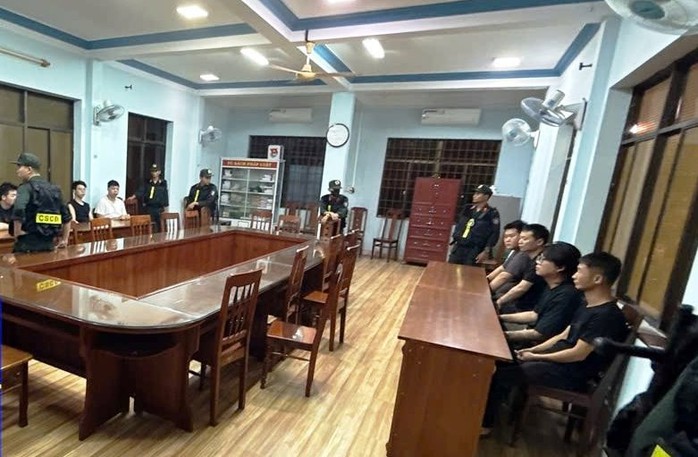 Phát hiện 2 ô tô chở nhiều người Trung Quốc có dấu hiệu nghi vấn nhập cảnh trái phép vào Việt Nam- Ảnh 2.