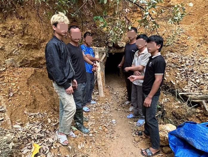 Bắt quả tang nhóm người lén lút đào tìm vàng ở Đà Nẵng- Ảnh 2.