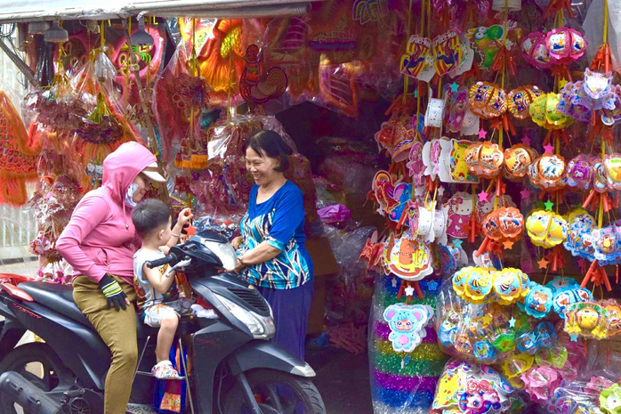 Làng lồng đèn Phú Bình rực sáng mùa trung thu - Ảnh 3.