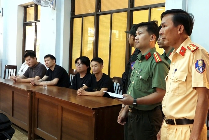 Phát hiện 2 ô tô chở nhiều người Trung Quốc có dấu hiệu nghi vấn nhập cảnh trái phép vào Việt Nam- Ảnh 1.
