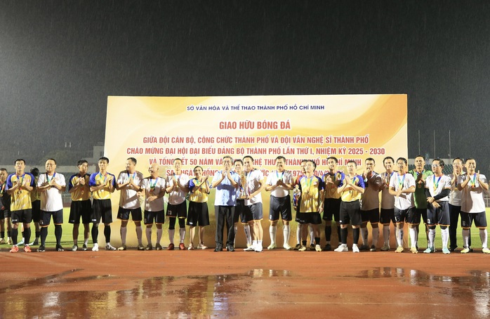 2 tỉ đồng được quyên góp trong trận bóng đá đặc biệt hướng về Cuba - Ảnh 9.