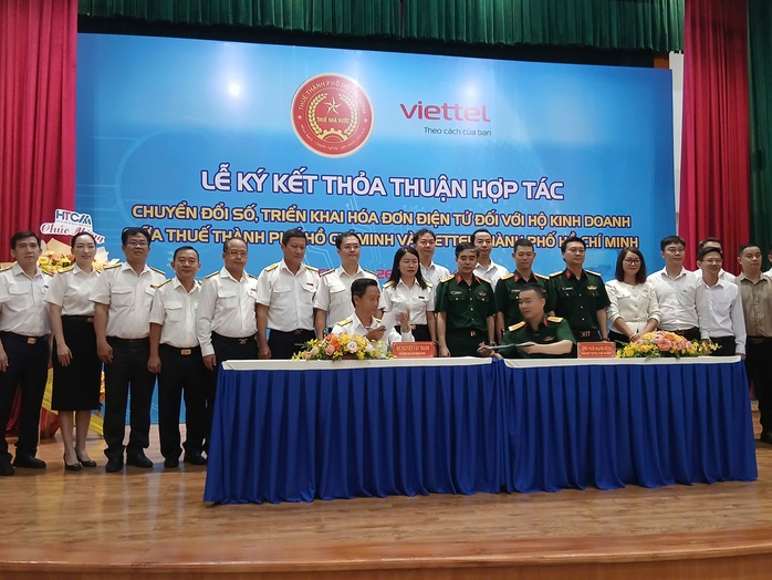 Thuế TP HCM và Viettel hỗ trợ hộ kinh doanh lớn tuổi chuyển đổi hóa đơn điện tử - Ảnh 1.