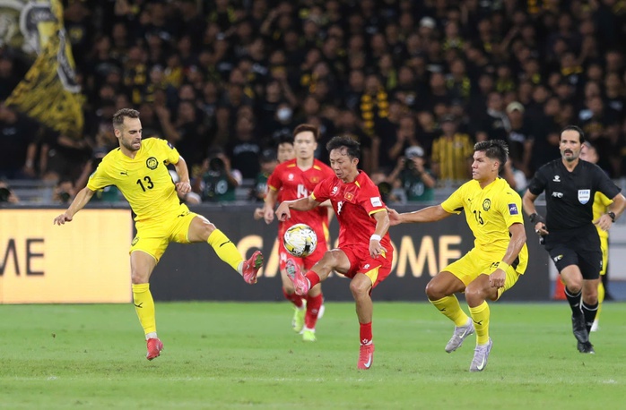 FIFA phạt nặng LĐBĐ Malaysia khi 7 cầu thủ gian lận hồ sơ - Ảnh 1.