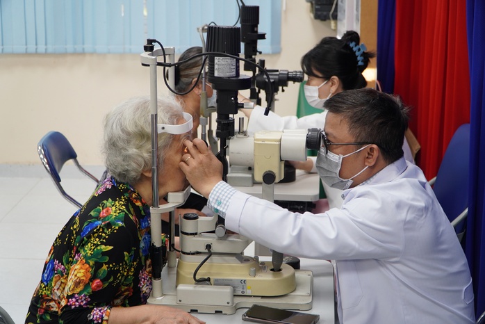 Phường Hòa Hưng mời bác sĩ về khám bệnh, phát thuốc cho hơn 1.000 người cao tuổi - Ảnh 4.