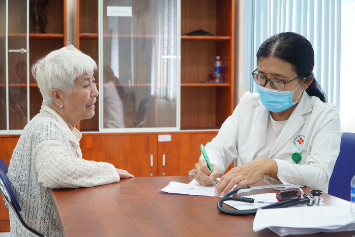 Phường Hòa Hưng mời bác sĩ về khám bệnh, phát thuốc cho hơn 1.000 người cao tuổi - Ảnh 7.