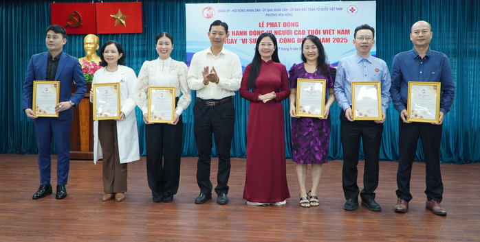 Phường Hòa Hưng mời bác sĩ về khám bệnh, phát thuốc cho hơn 1.000 người cao tuổi - Ảnh 3.