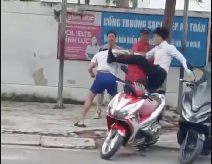 Kẻ đánh người, cầm dao dọa trước trường học ở Nha Trang không phải là công an - Ảnh 1.